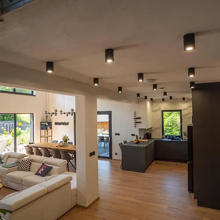 シャレー Pri Rybniku Strohm